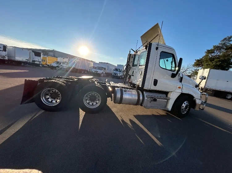 2019 Freightliner Cascadia in Brooklyn Park, MN — photo 8