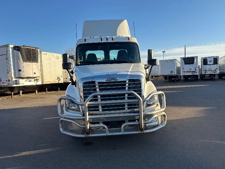 2019 Freightliner Cascadia in Brooklyn Park, MN — photo 2