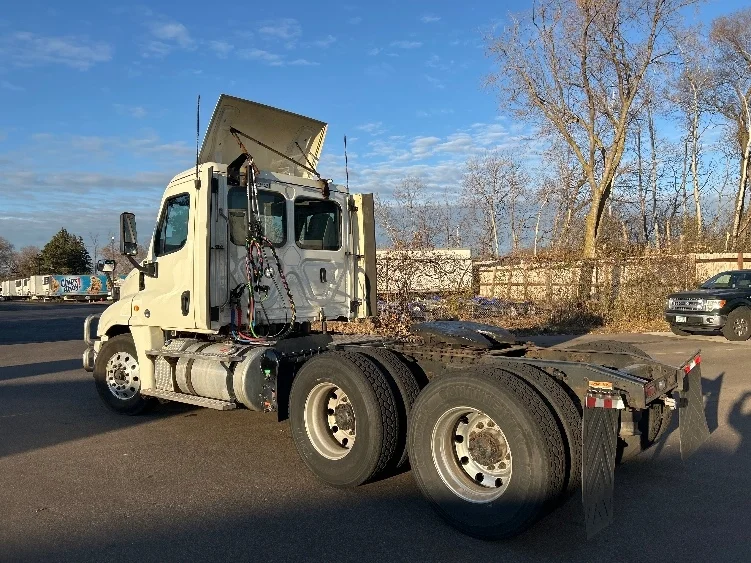 2019 Freightliner Cascadia in Brooklyn Park, MN — photo 5