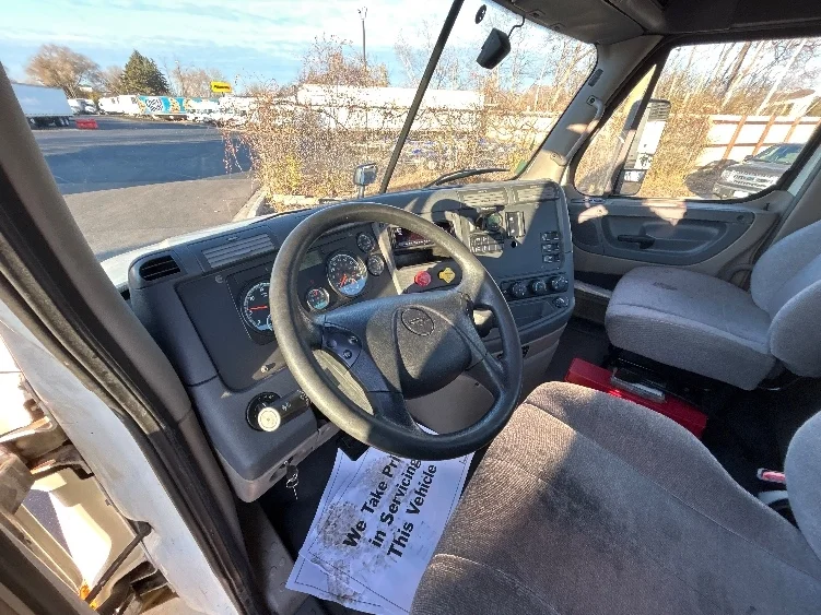 2019 Freightliner Cascadia in Brooklyn Park, MN — photo 10
