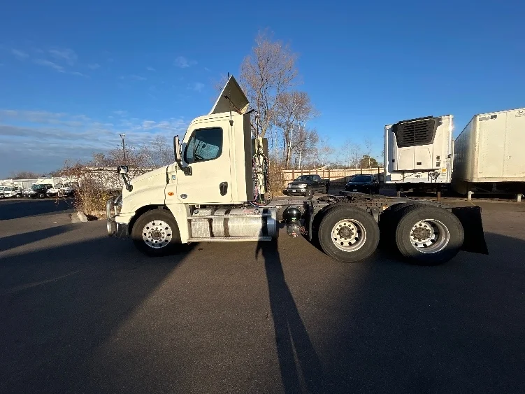2019 Freightliner Cascadia in Brooklyn Park, MN — photo 4