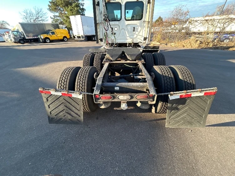 2019 Freightliner Cascadia in Brooklyn Park, MN — photo 6