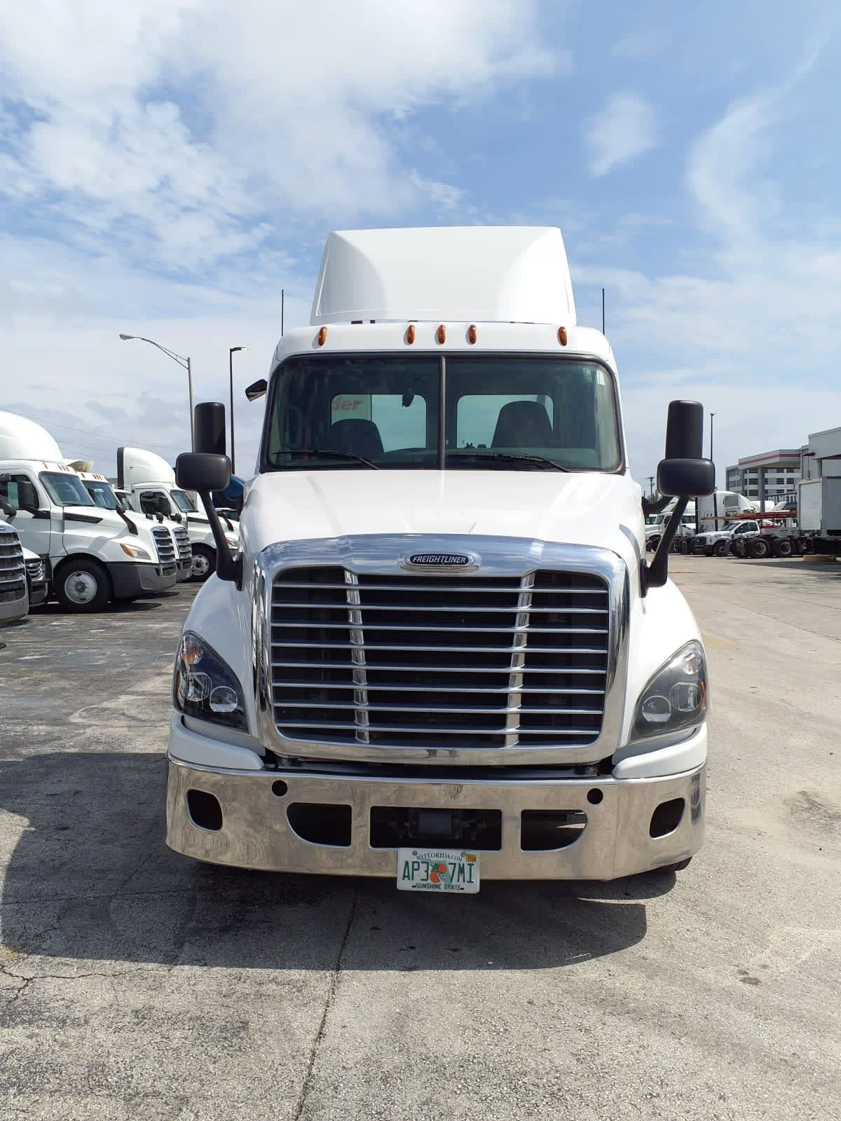 2018 Freightliner Cascadia - image 2