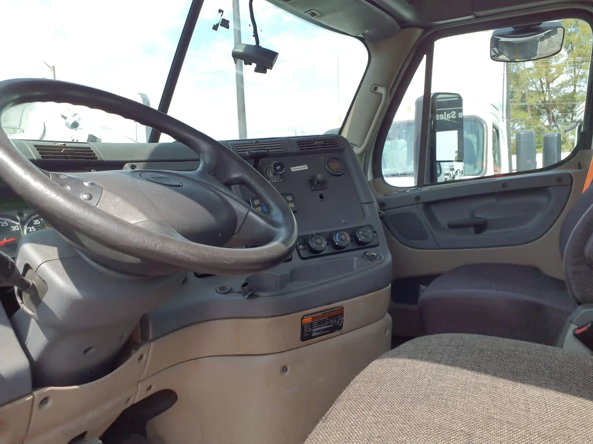 2018 Freightliner Cascadia - image 7