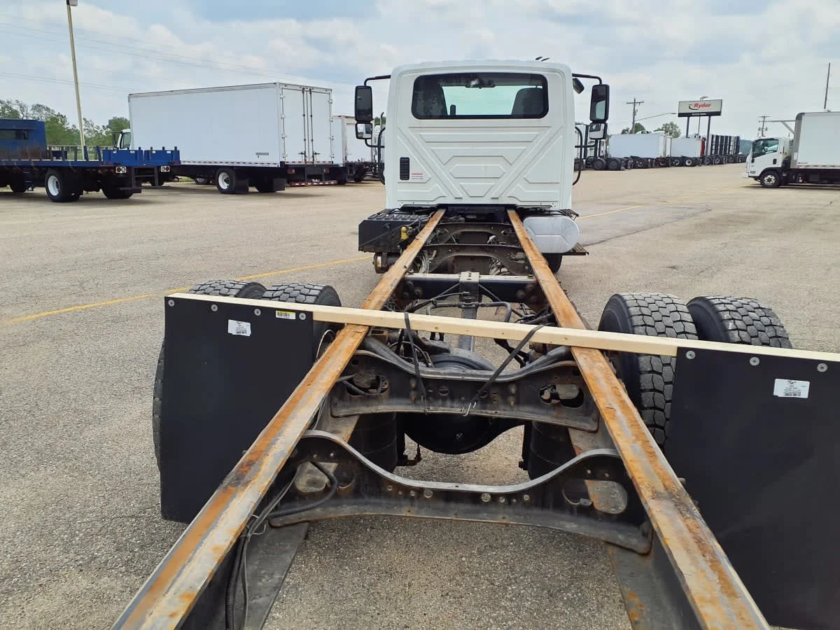 2017 International 4300 - image 11