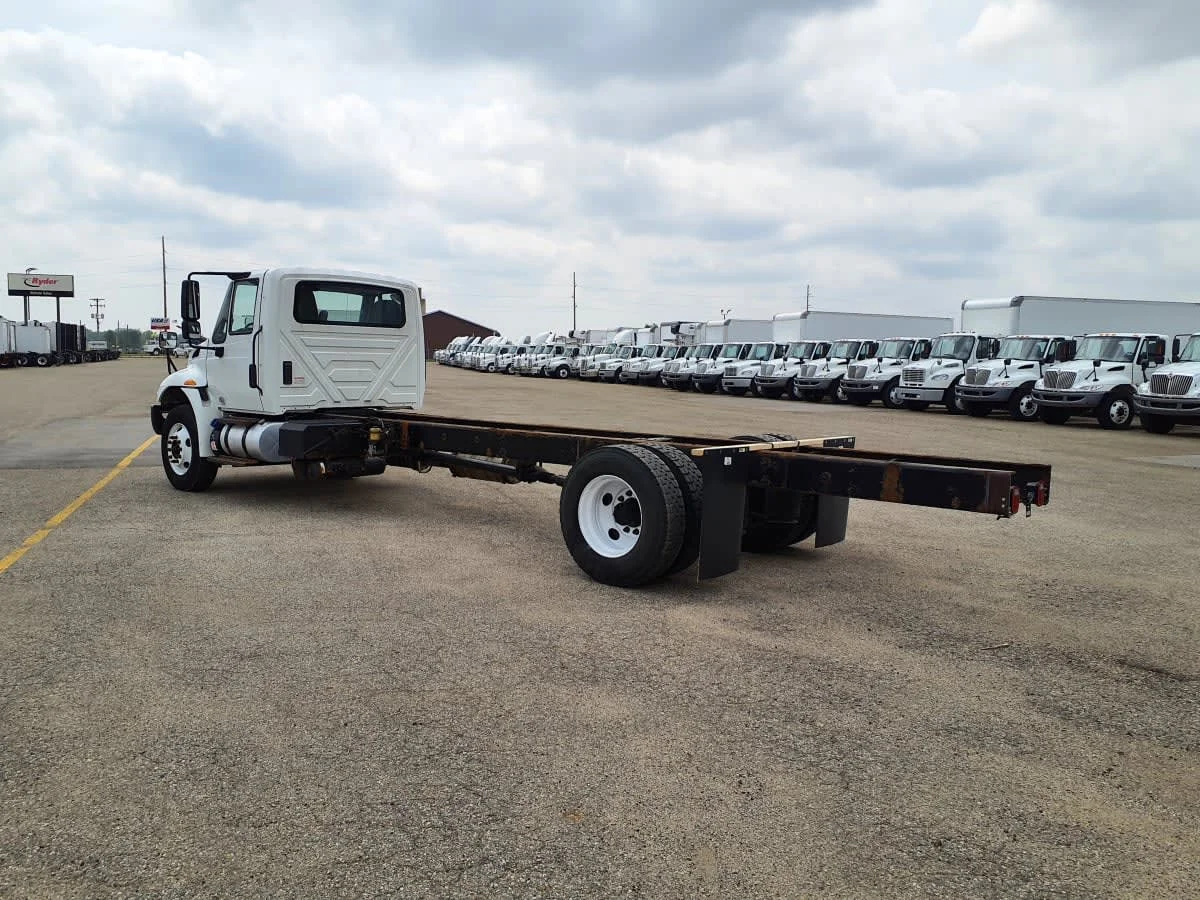 2017 International 4300 - image 6