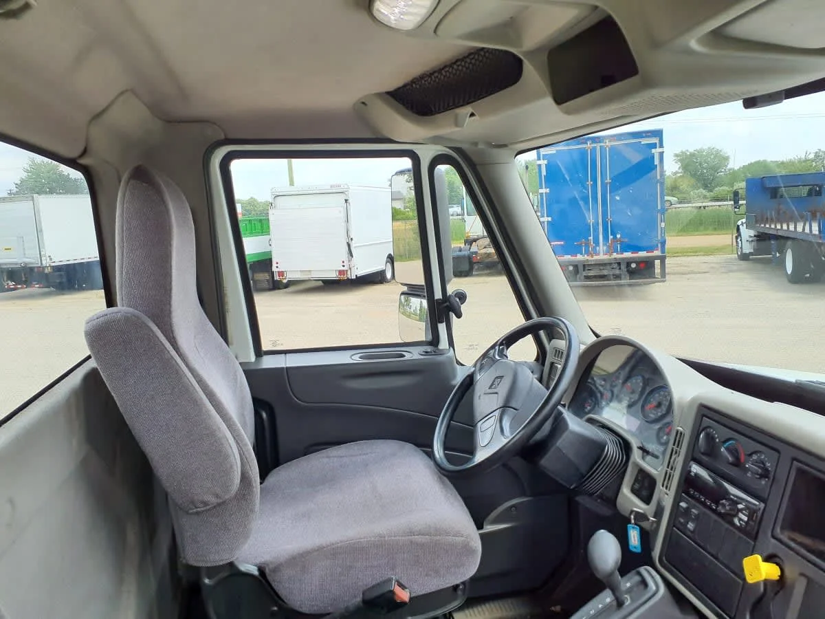 2017 International 4300 - image 7
