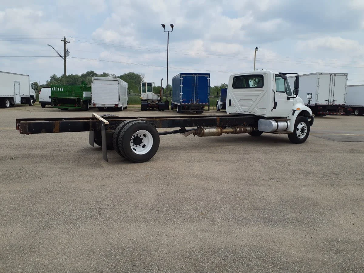 2017 International 4300 - image 4