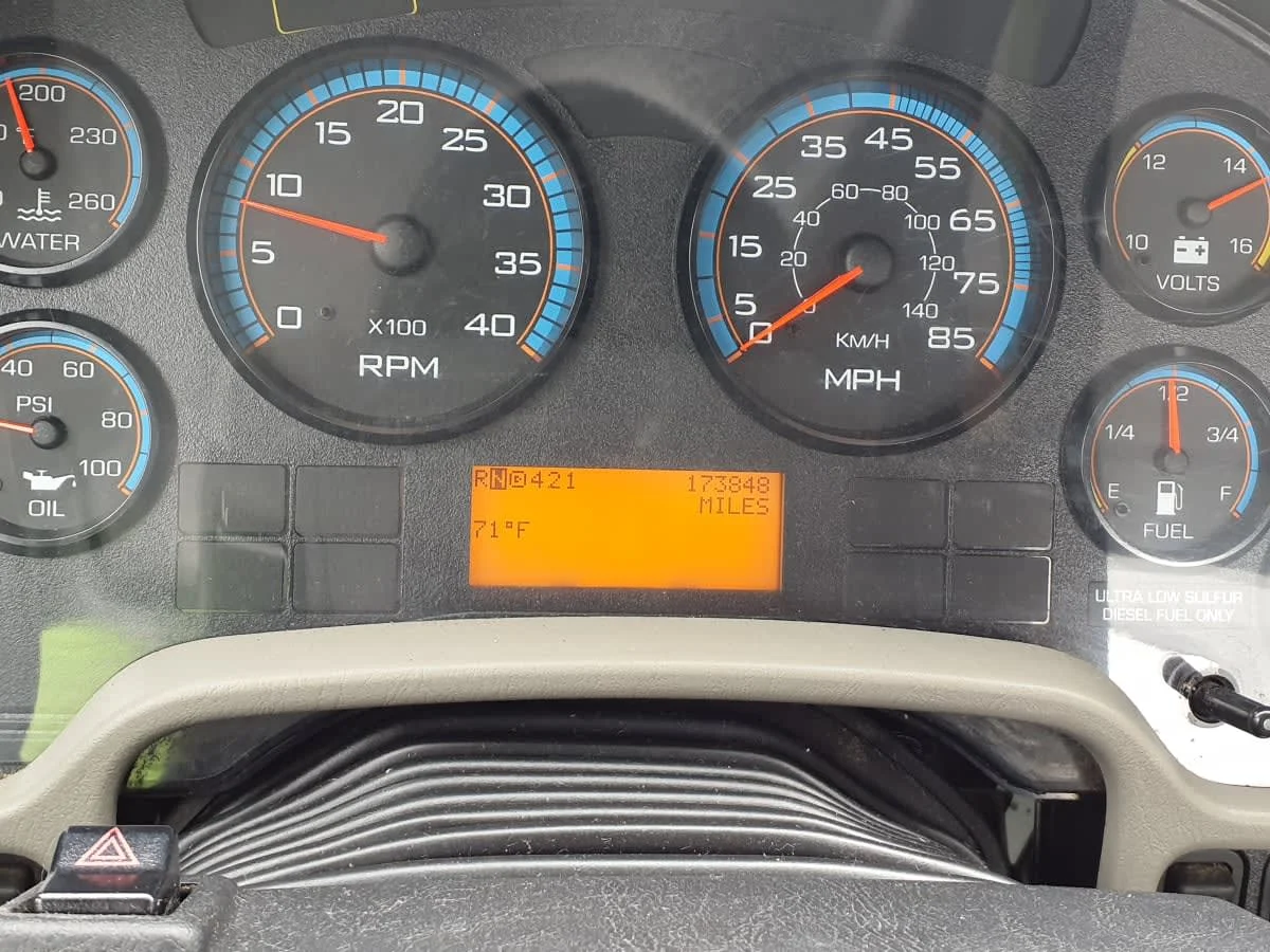 2017 International 4300 - image 9