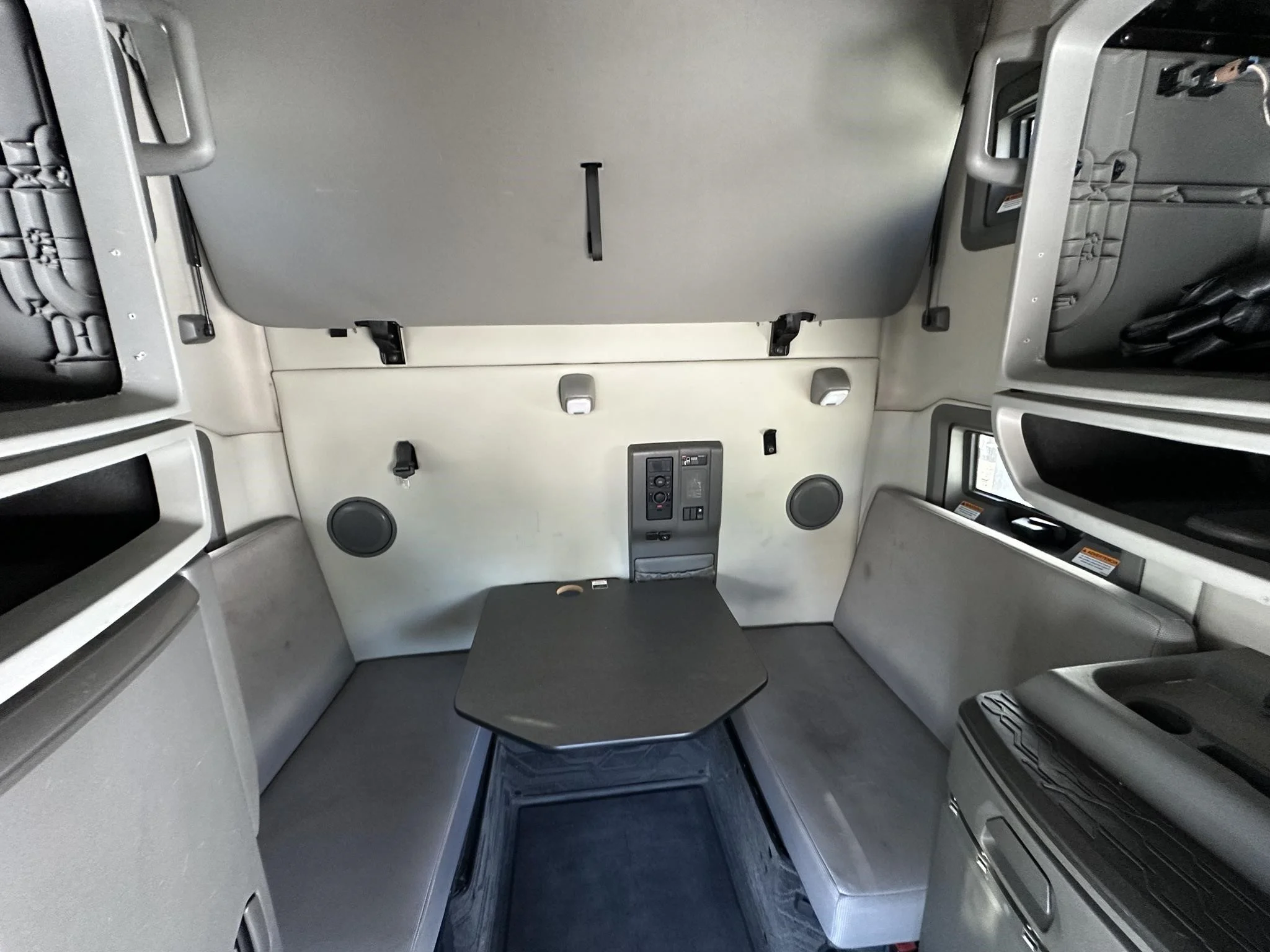 2022 Volvo VNL 760 — photo 4