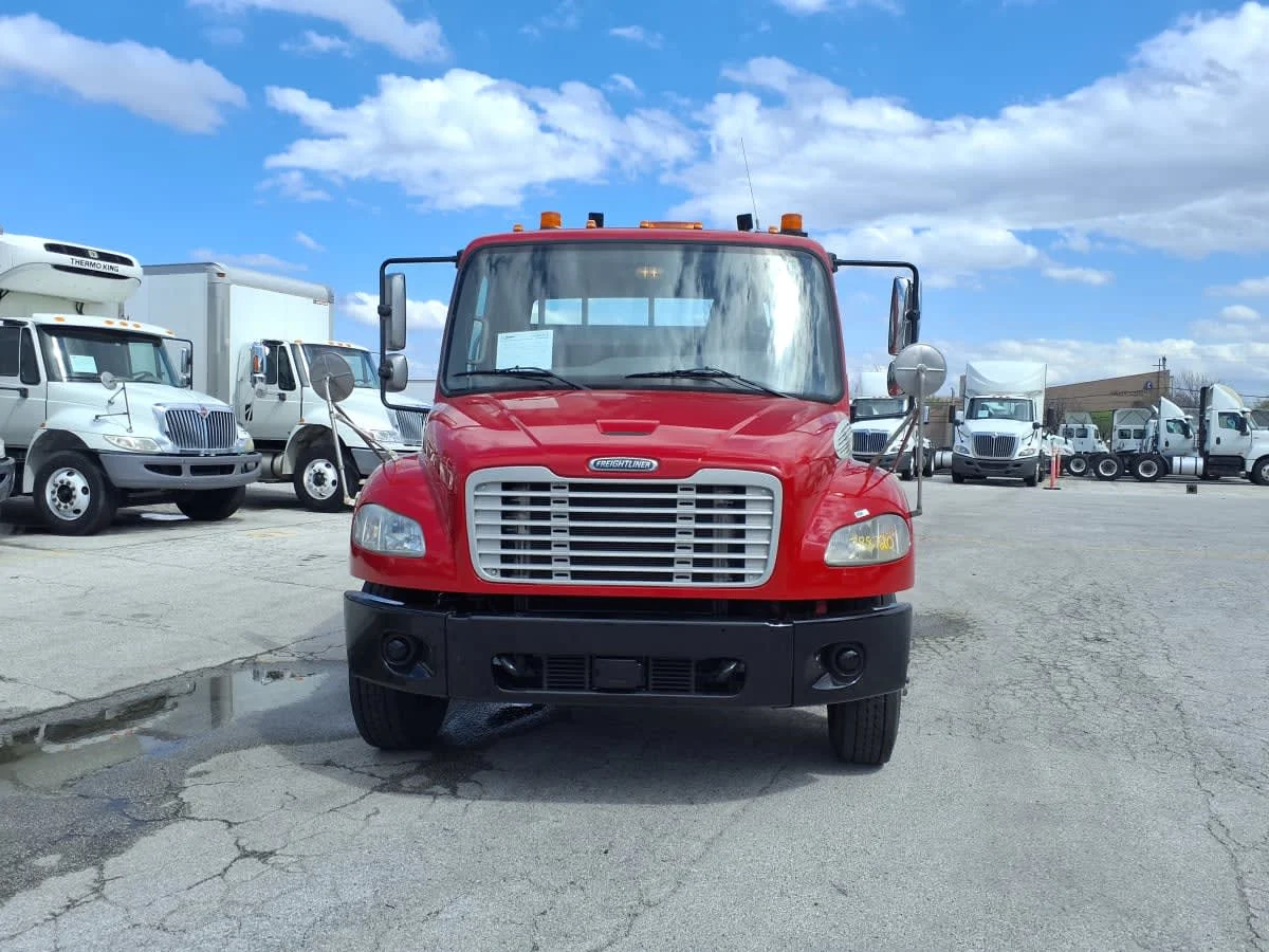 2019 Freightliner M2 106 in Fort Worth, TX — photo 2