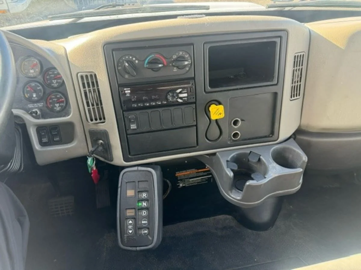 2018 International 4300 - image 7
