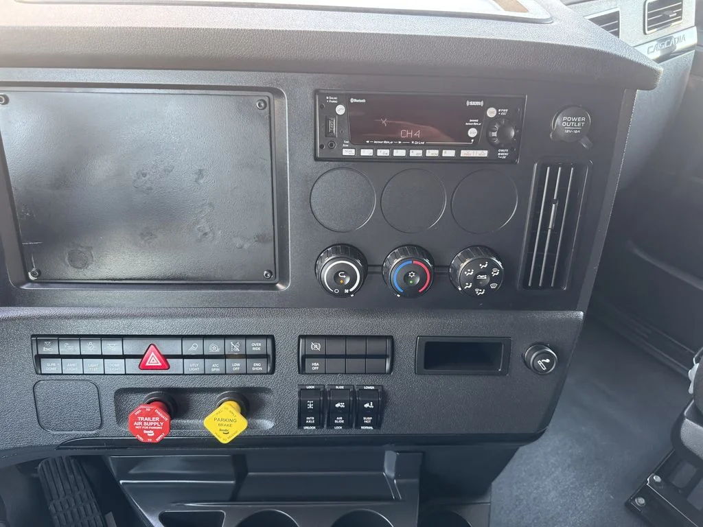 2023 Freightliner in Fresno, CA — photo 5
