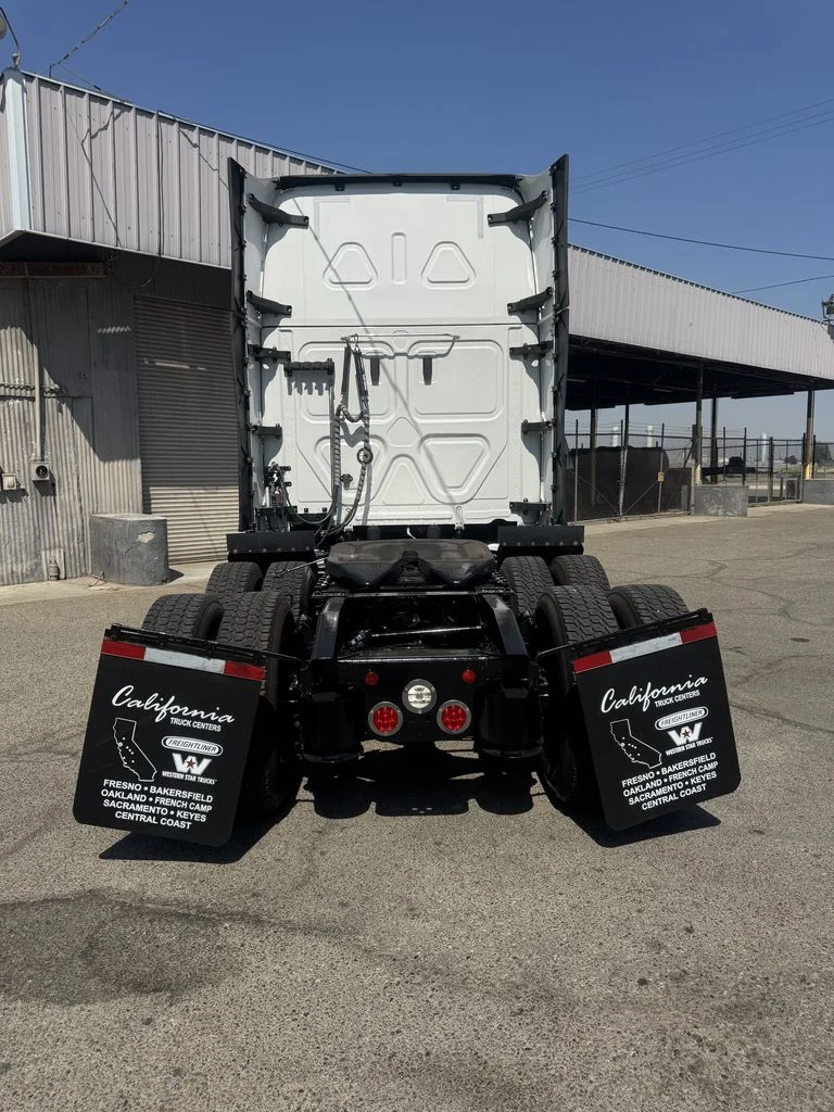 2023 Freightliner in Fresno, CA — photo 4