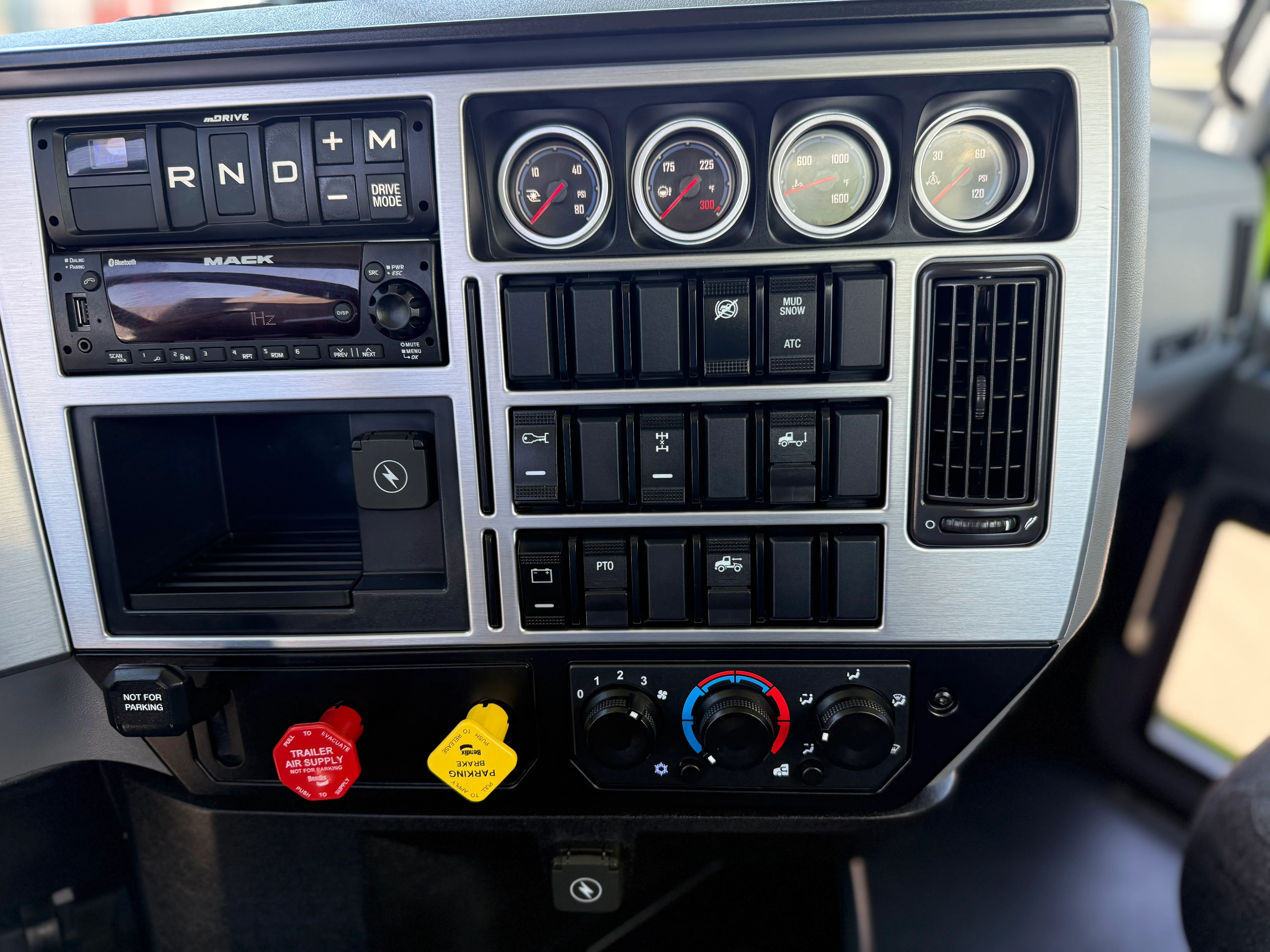 2025 Mack Anthem in CO — photo 14