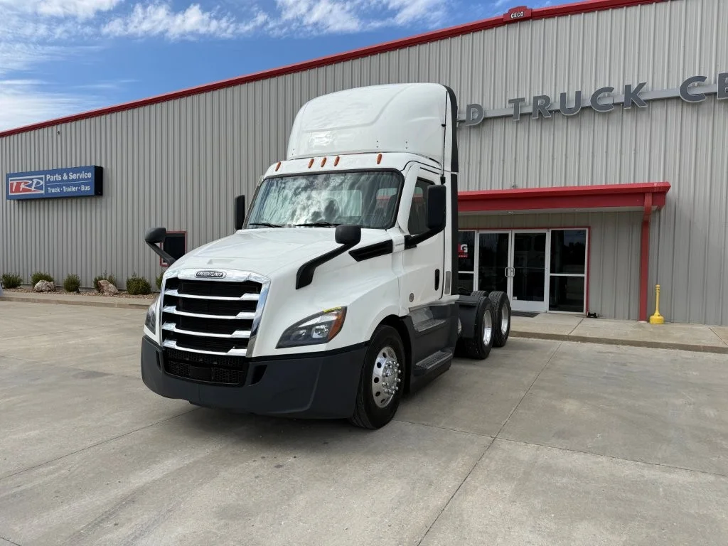 2021 Freightliner Cascadia in Portland, OR — photo 2