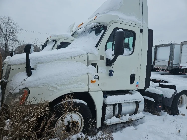2013 Freightliner Cascadia - image 3