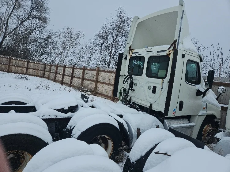 2013 Freightliner Cascadia - image 8