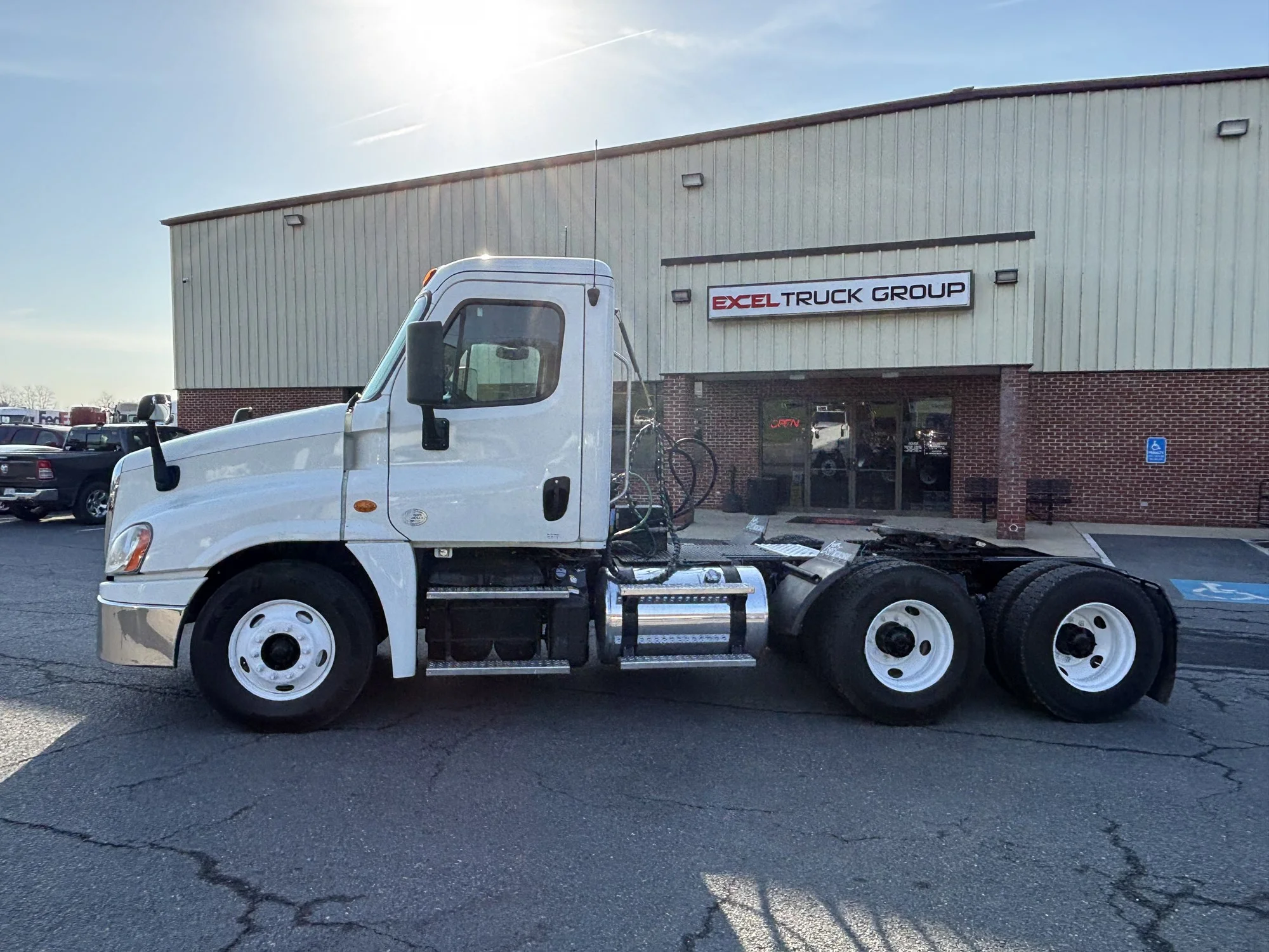 2016 Freightliner Cascadia - image 2