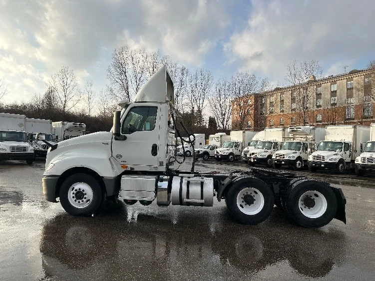 2020 International LT - image 4