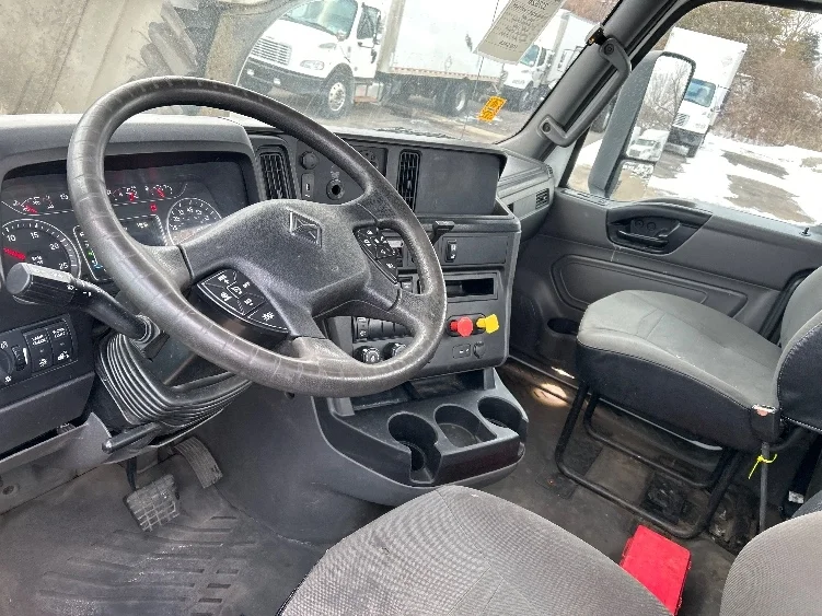 2020 International LT - image 10