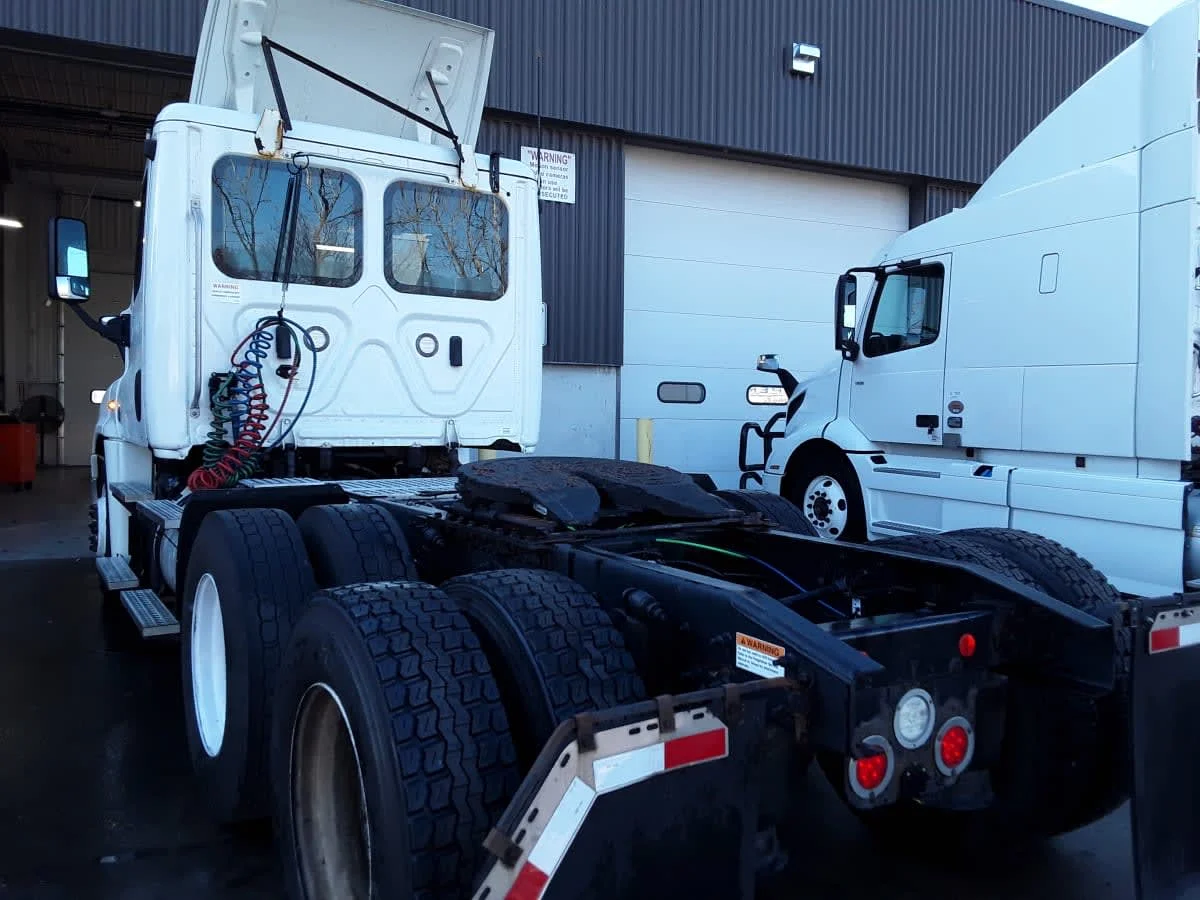 2019 Freightliner Cascadia in Kansas City, MO — photo 6