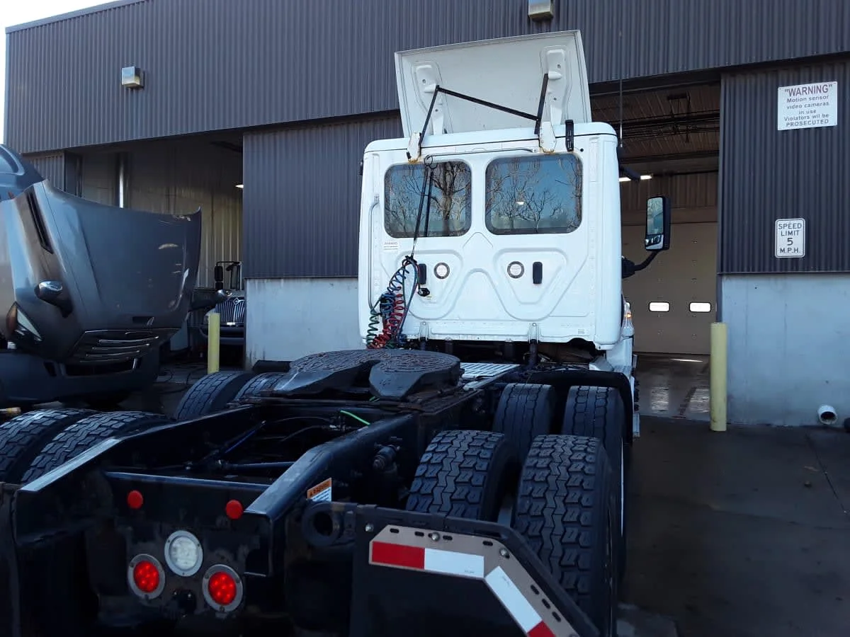 2019 Freightliner Cascadia in Kansas City, MO — photo 5