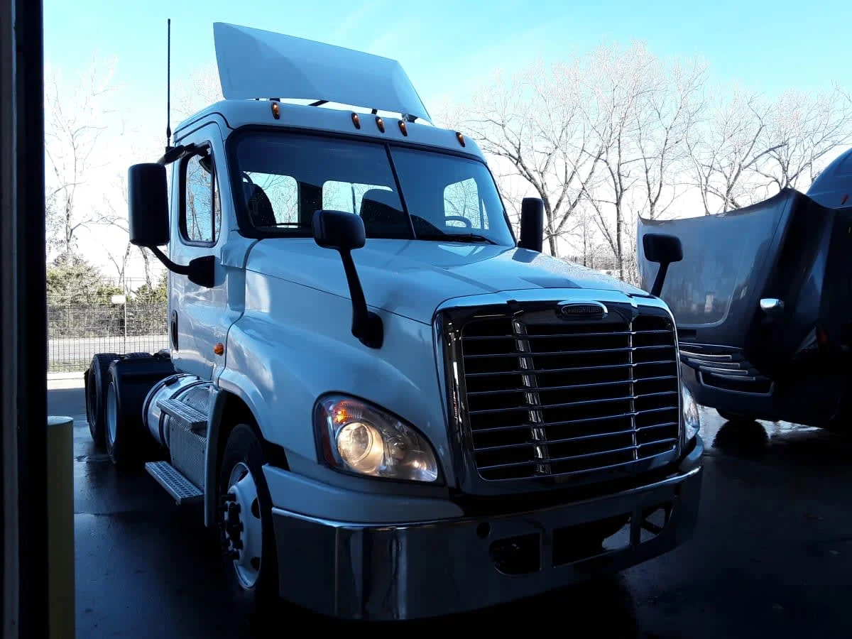 2019 Freightliner Cascadia in Kansas City, MO — photo 3