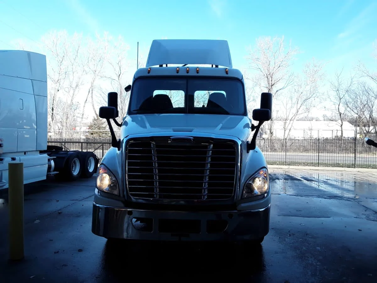 2019 Freightliner Cascadia in Kansas City, MO — photo 2
