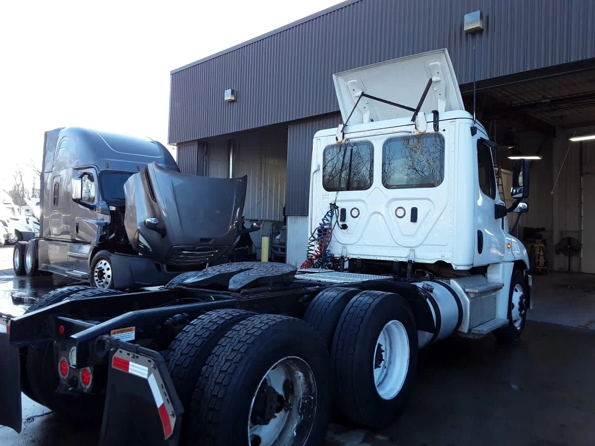 2019 Freightliner Cascadia in Kansas City, MO — photo 4