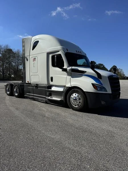 2022 Freightliner Cascadia - image 3