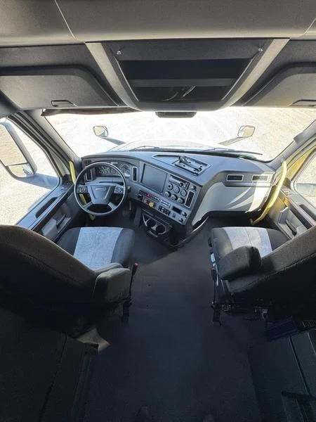 2022 Freightliner Cascadia - image 6