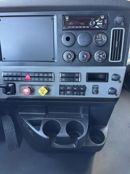 2022 Freightliner Cascadia - image 7