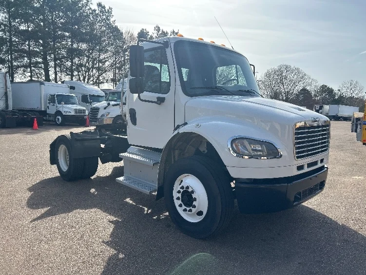 2020 Freightliner M2 106 - image 1