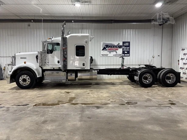 2015 Kenworth W900 - image 4