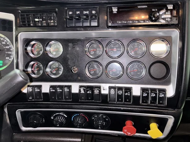 2015 Kenworth W900 - image 16