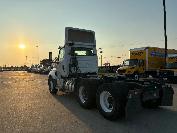 2018 International LT - image 5