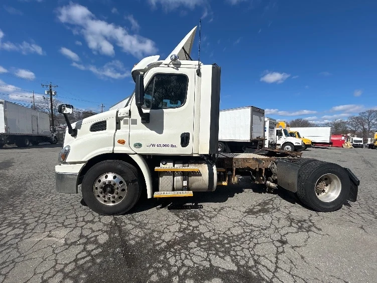 2017 Freightliner Cascadia - image 4