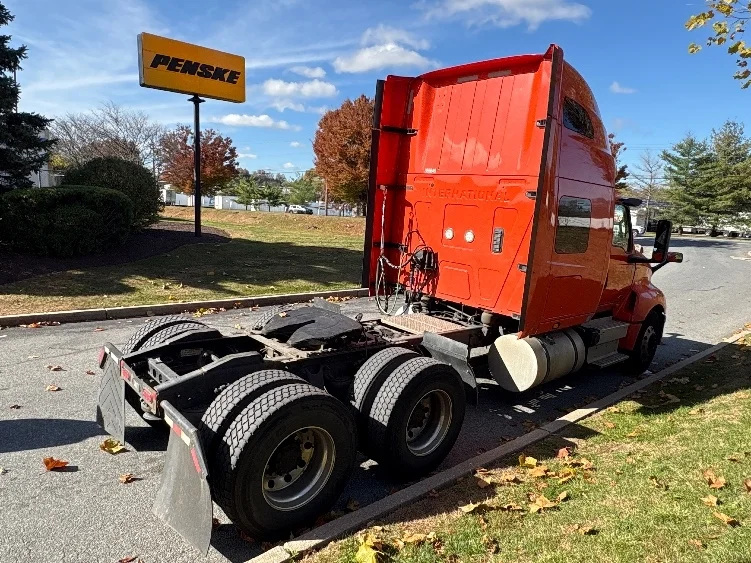 2021 International LT - image 7