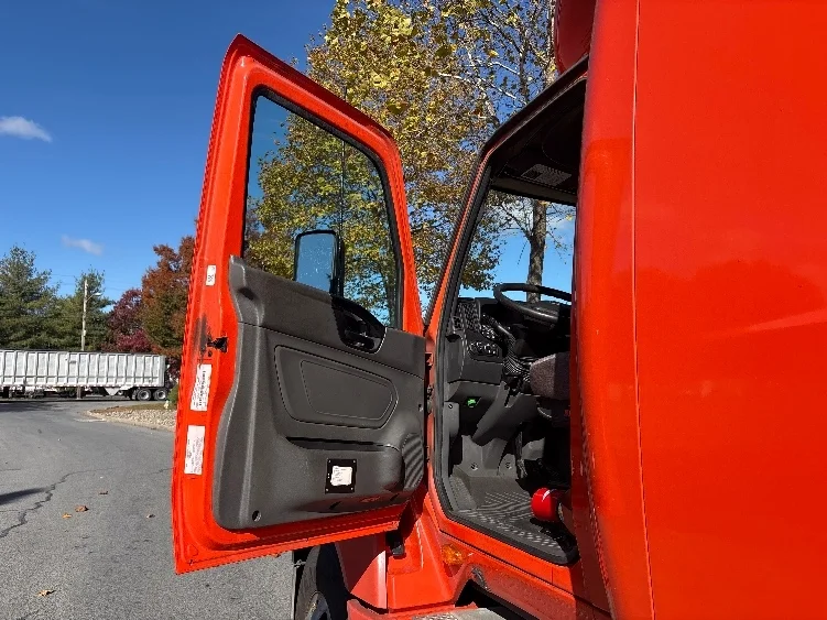 2021 International LT - image 9