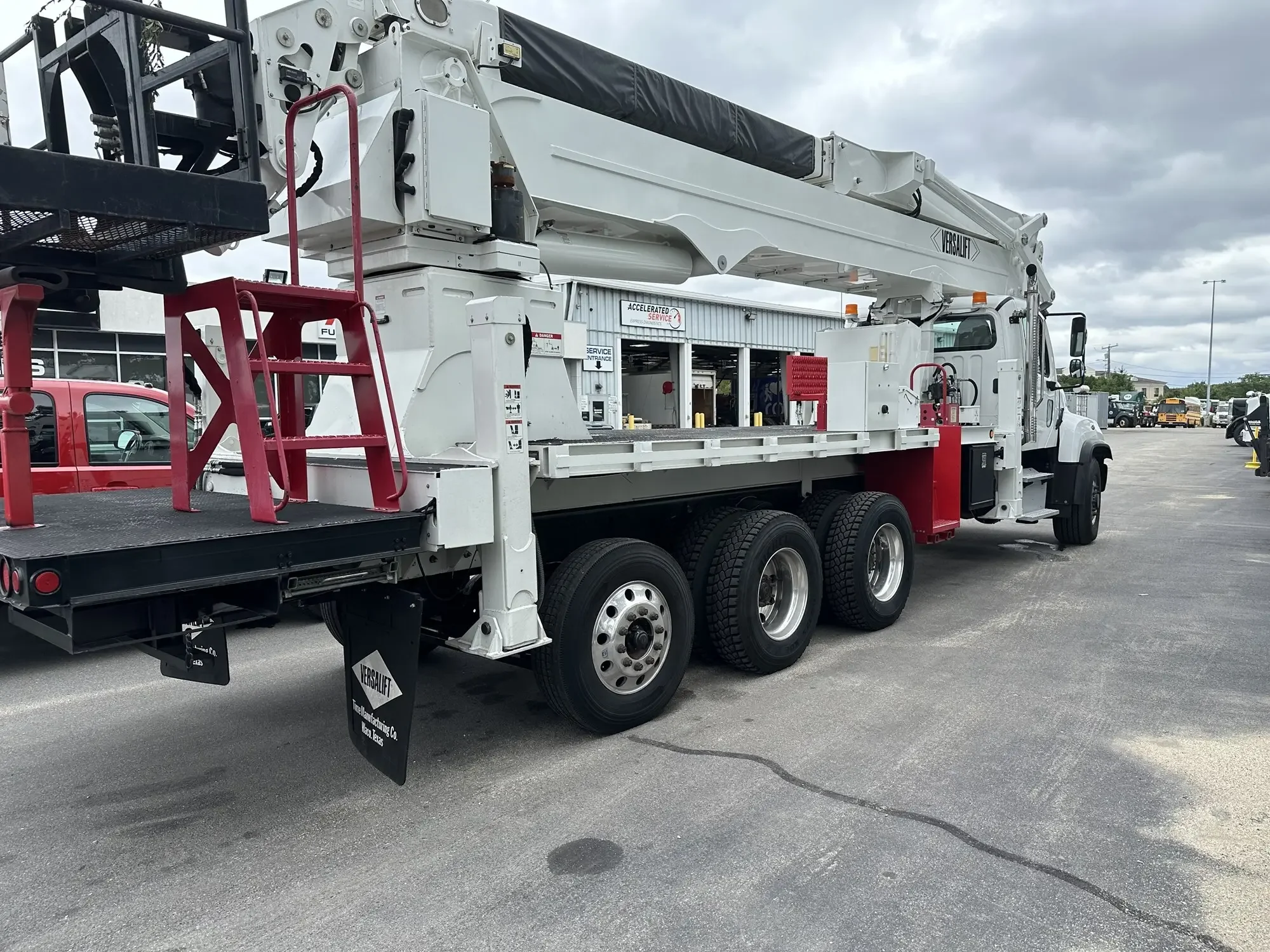 2018 Freightliner 114SD - image 3