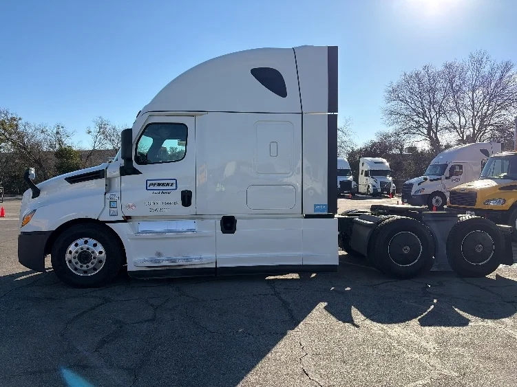 2023 Freightliner Cascadia - image 4