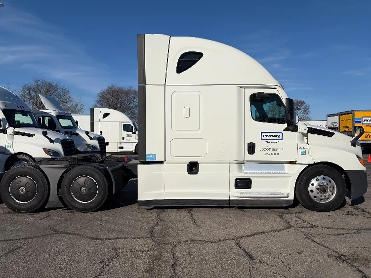 2023 Freightliner Cascadia - image 8