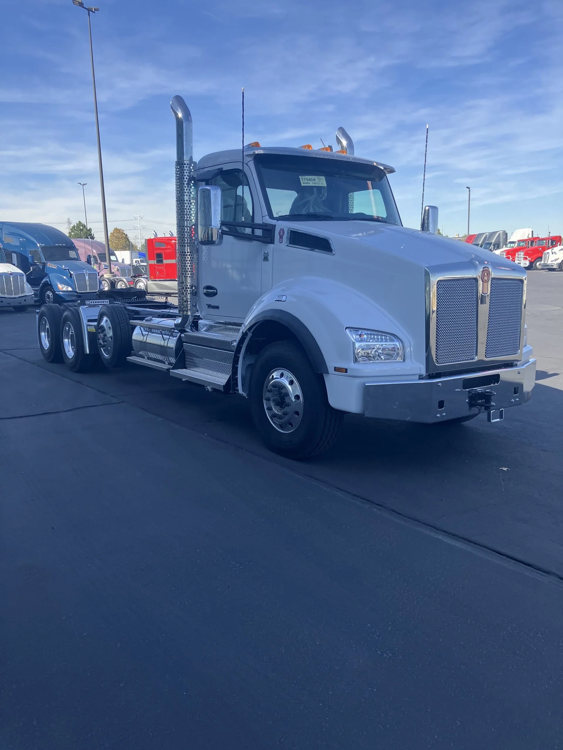 2025 Kenworth T880 - image 3