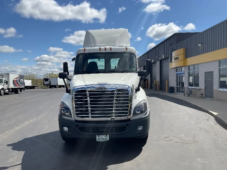 2018 Freightliner Cascadia - image 2