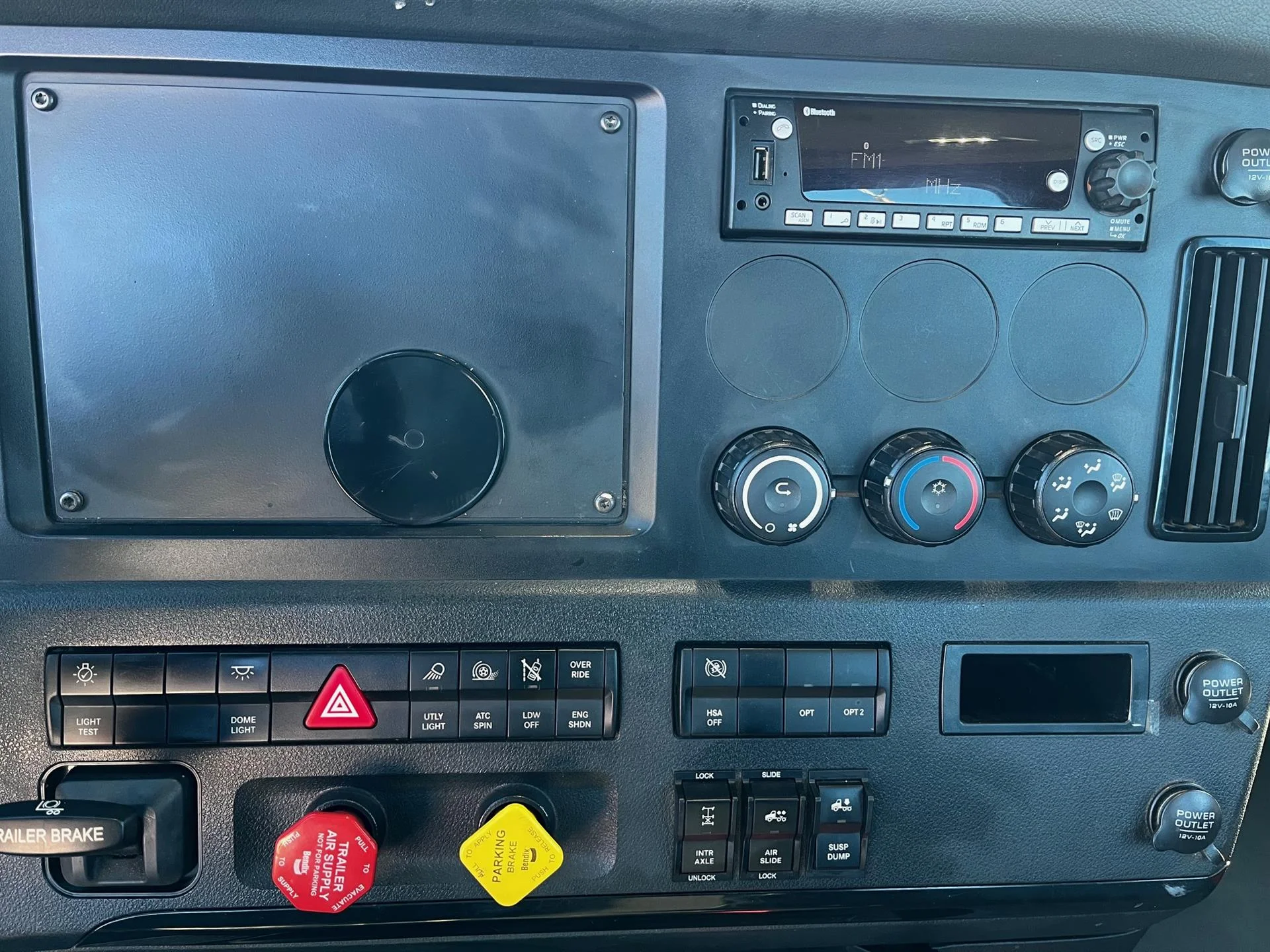 2023 Freightliner Cascadia in Inver Grove Heights, MN — photo 16