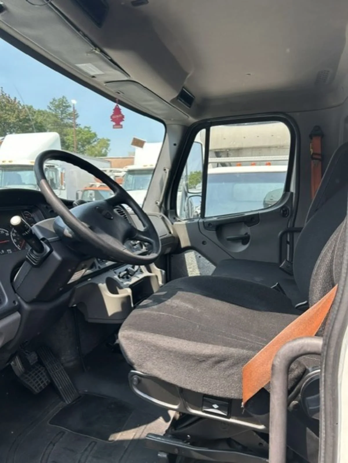 2020 Freightliner M2 106 in Farmingdale, NY — photo 8