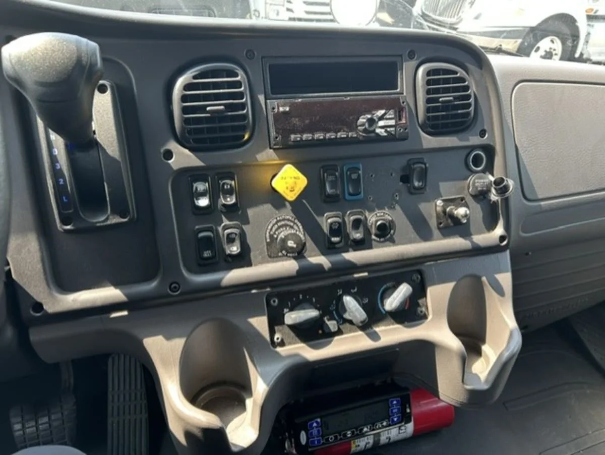 2020 Freightliner M2 106 in Farmingdale, NY — photo 13