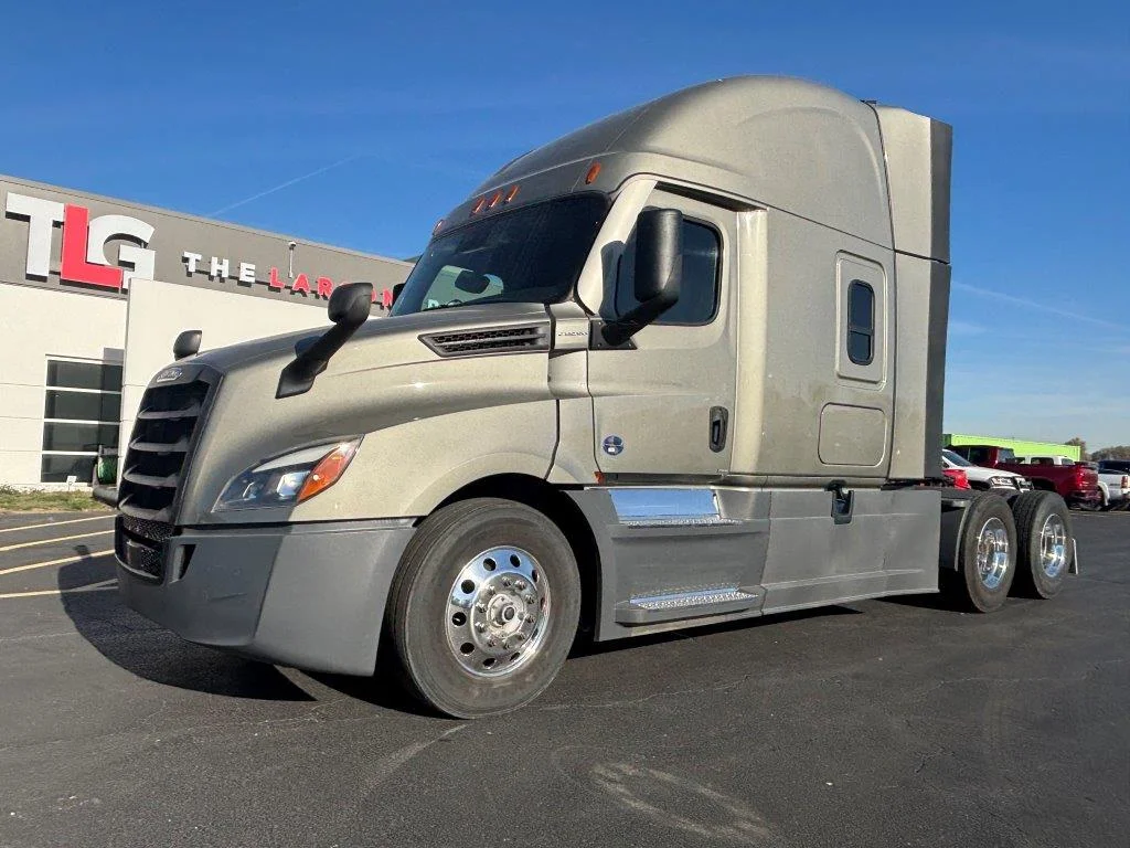 2023 Freightliner Cascadia - image 1