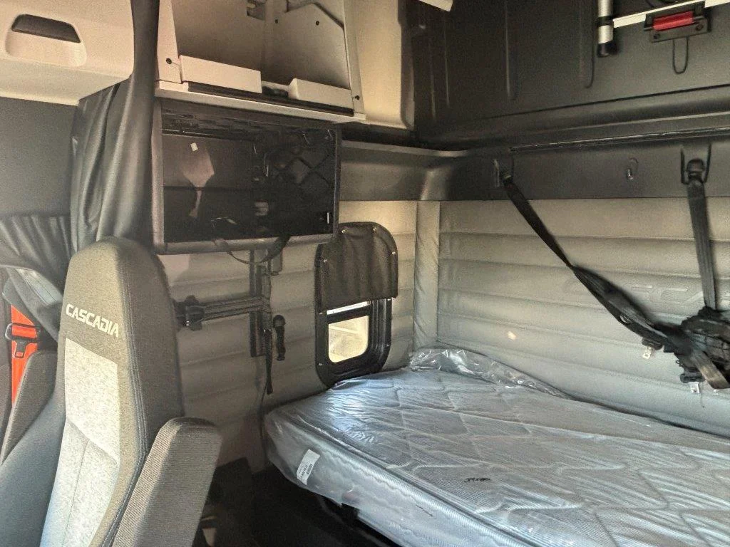 2023 Freightliner Cascadia - image 15